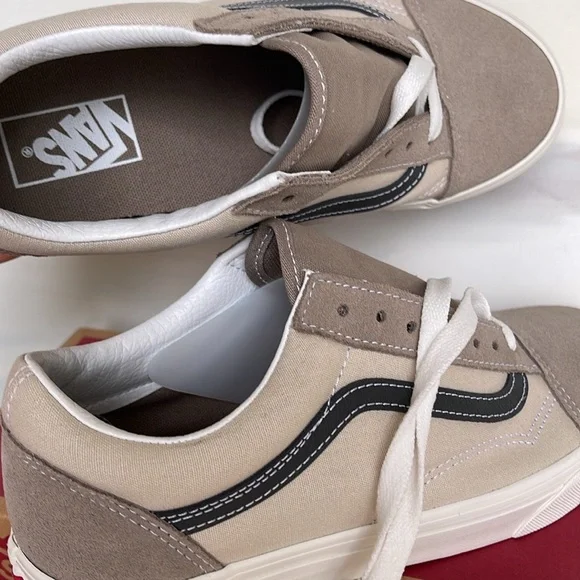 Vans WMNS Old Skool Earth Tones Moon Rock
VN0007NTCH8
Sneakers - Picture 4 of 16